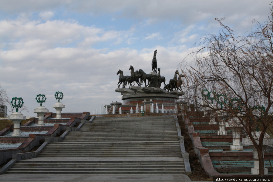 Стальные алхетинские скакуны Ашхабад, Туркмения