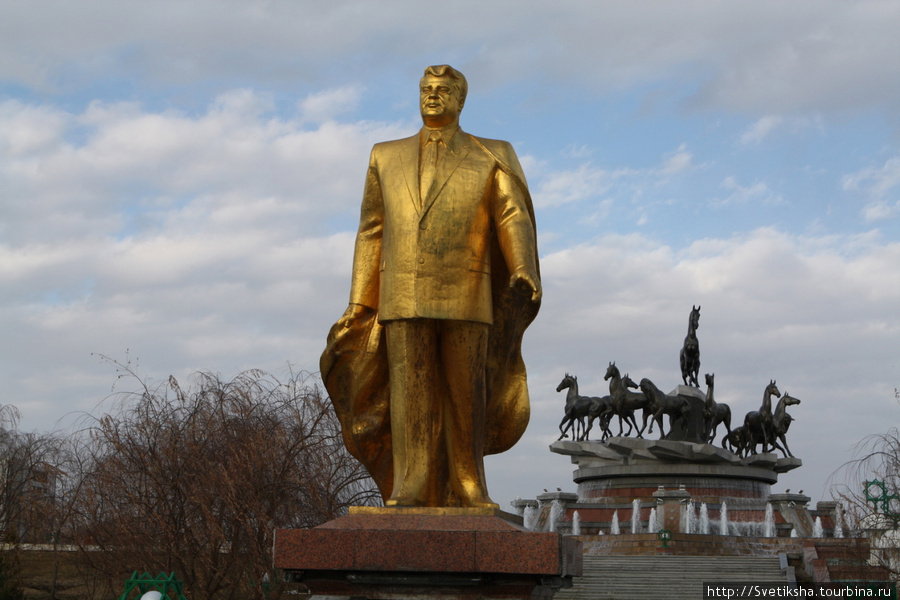 Стальные алхетинские скакуны Ашхабад, Туркмения