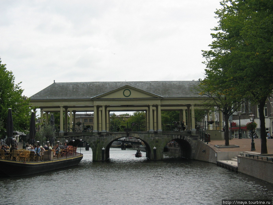 мост Корнбюрг (местный Риальто). Лейден, Нидерланды