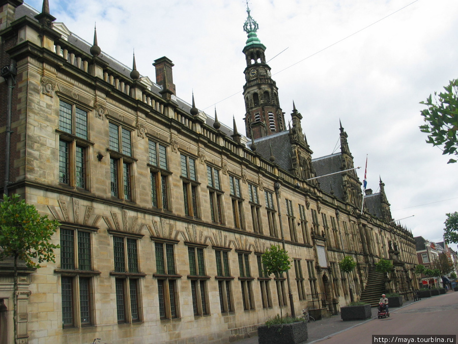 Здание совета Рейнских земель поражает своим размахом Лейден, Нидерланды