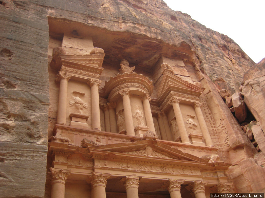 Верхняя часть-второй этаж Сокровищницы с урной и статуями. Иордания