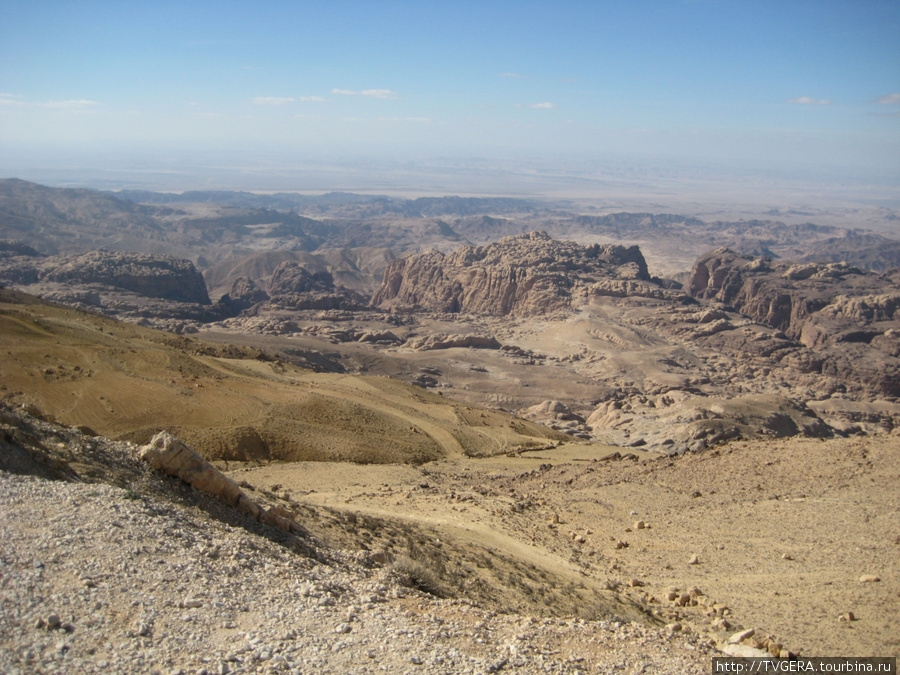 Вот так выглядит Петра сверху . ЕЕ просто не видно,закрыта скалами ,сам город  в каньоне.Поэтому возможно и сохранился. Иордания