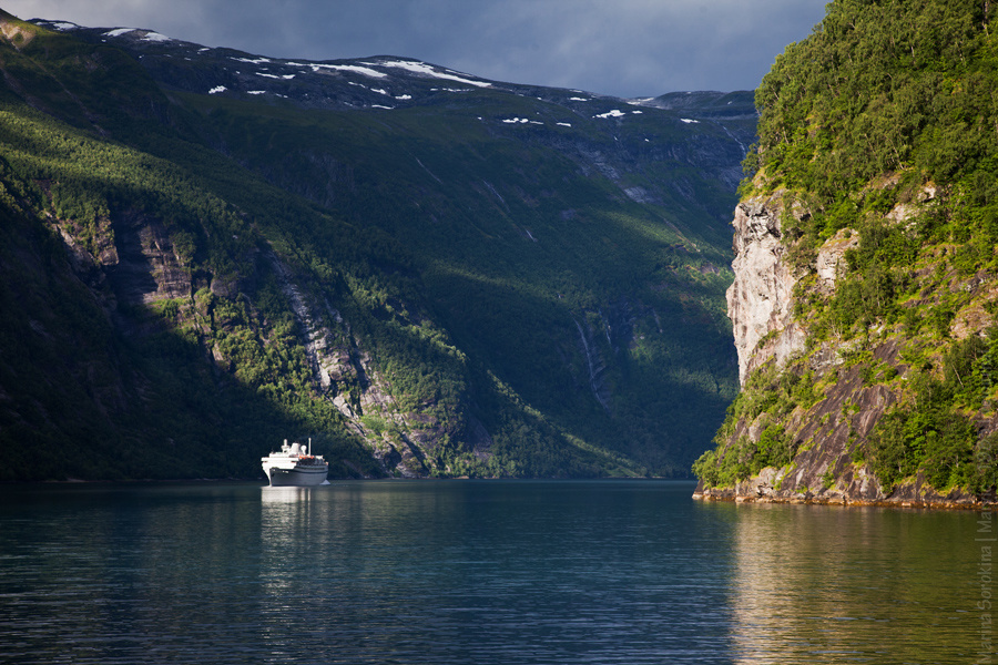Утро. На пароме было мало народу, никто никому не мешал. Можно было стоять у перил и впитывать в себя окружающий ветер, зеленые воды, шумящие водопады, низко ползущие облака и играющее с окружающими в прятки солнце. Гейрангер - Гейрангерфьорд, Норвегия