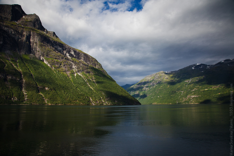 Зеленые воды Гейрангерфьорда Гейрангер - Гейрангерфьорд, Норвегия