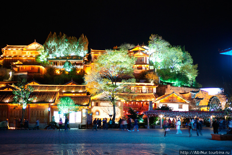 Вечером центр старого Лицзяна расцвечен как новогодняя елка. Лицзян, Китай