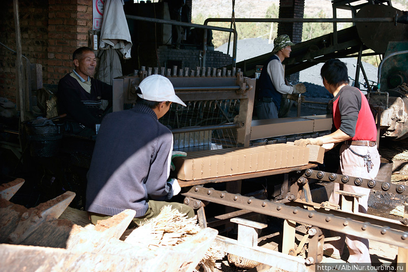 Практически полностью ручной труд облегчен лишь системой нарезки готовой глиняной смеси на кирпичи. Провинция Юньнань, Китай