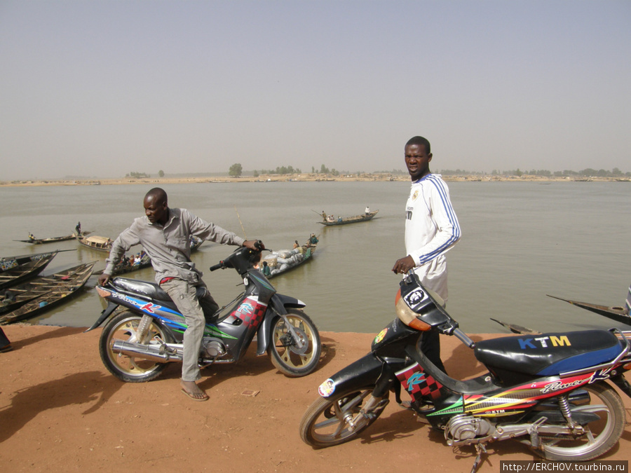 На набережной Мопти, Мали