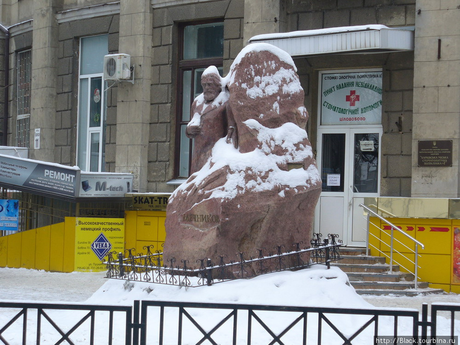 Памятник И.И. Мечникову напротив здания НИИ микробиологии и иммунологии имени И.И. Мечникова Харьков, Украина