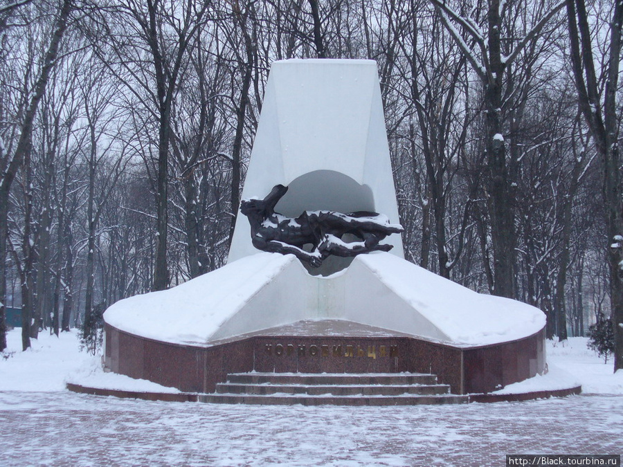 Памятник чернобыльцам в Молодежном парке Харьков, Украина