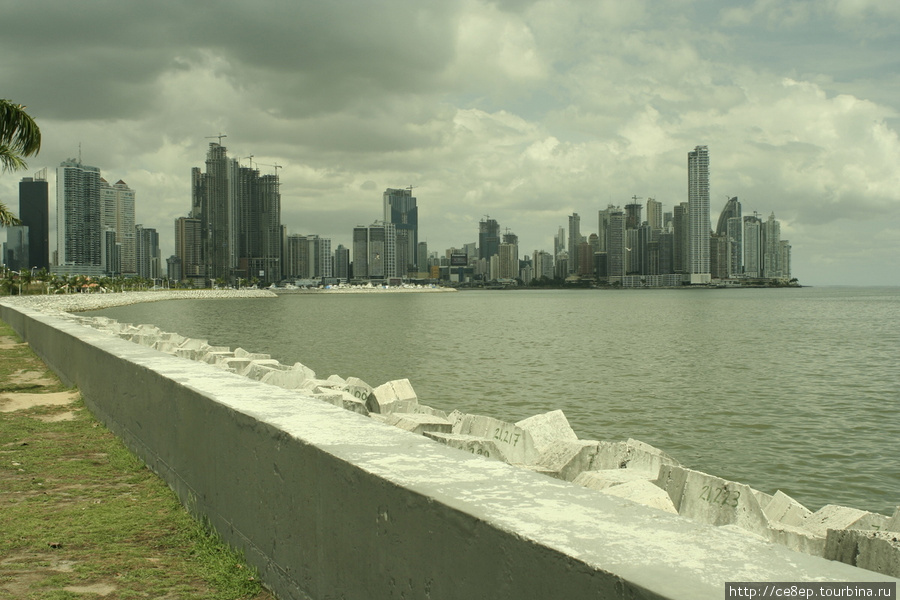 Особо хороша обзорность с прогулочной набережной Панама-Сити, Панама