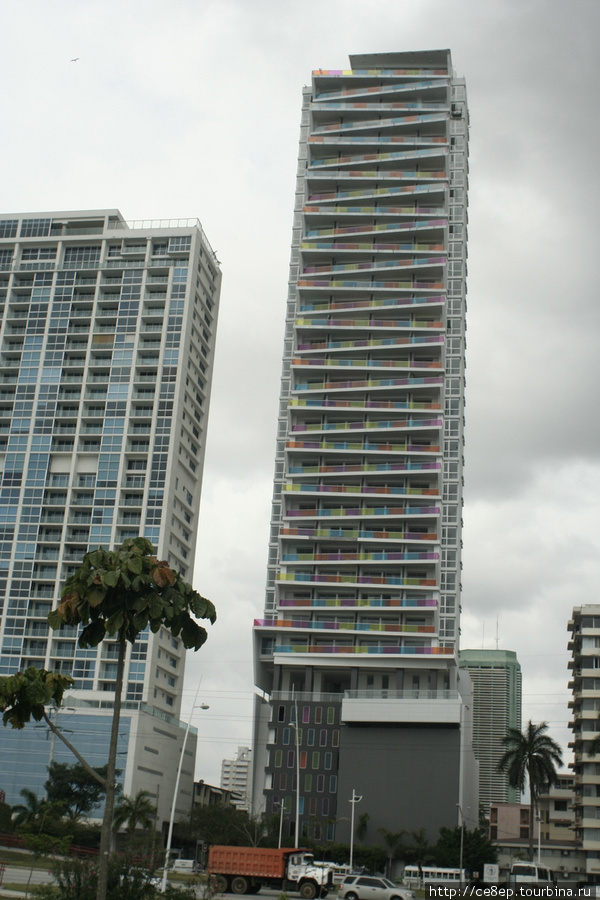Хитро выстроенные цветастые балконы Панама-Сити, Панама
