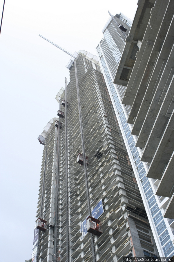 Временные лифты елозят по строящимся стенам Панама-Сити, Панама