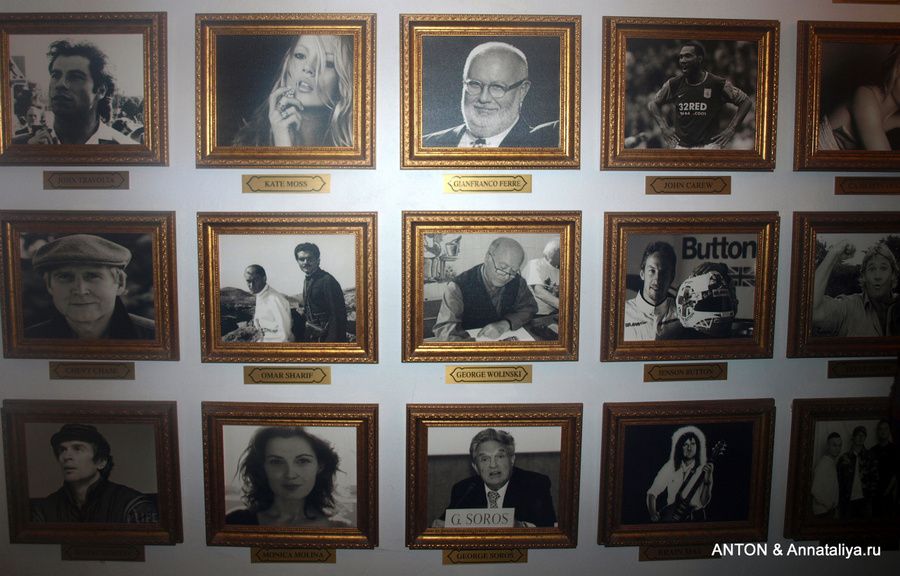 Фотографии знаменитостей на стене в холле Стамбул, Турция