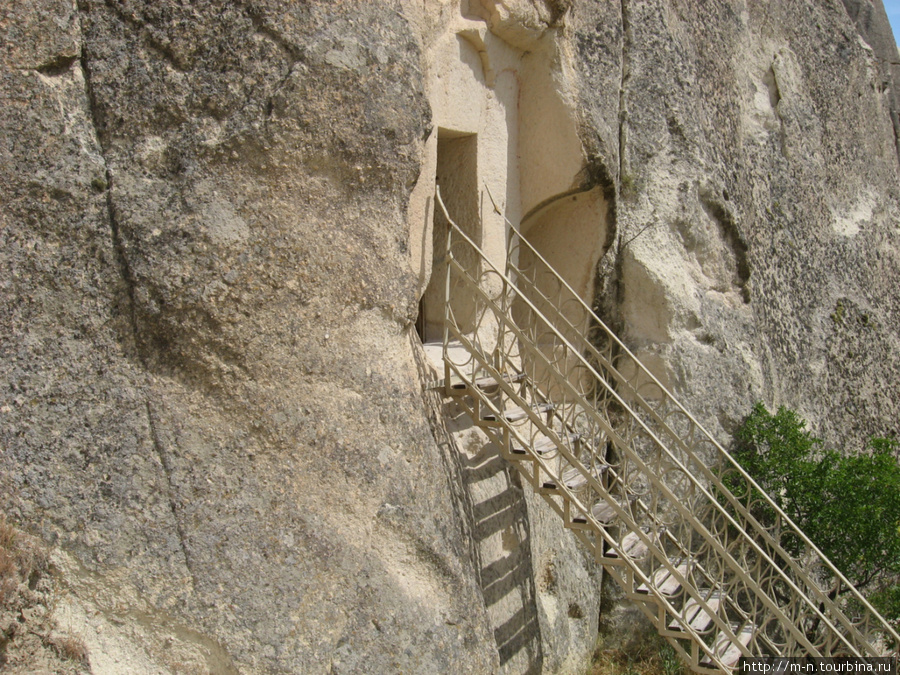 Вход в древнюю христианскую церковь. Внутри сохранились фрески. 
Сейчас под охраной ЮНЕСКО. Каппадокия - Гереме Национальный Парк, Турция