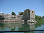 Остатки средневековой тюрьмы на островке в центре Скадарского озера. 14 век