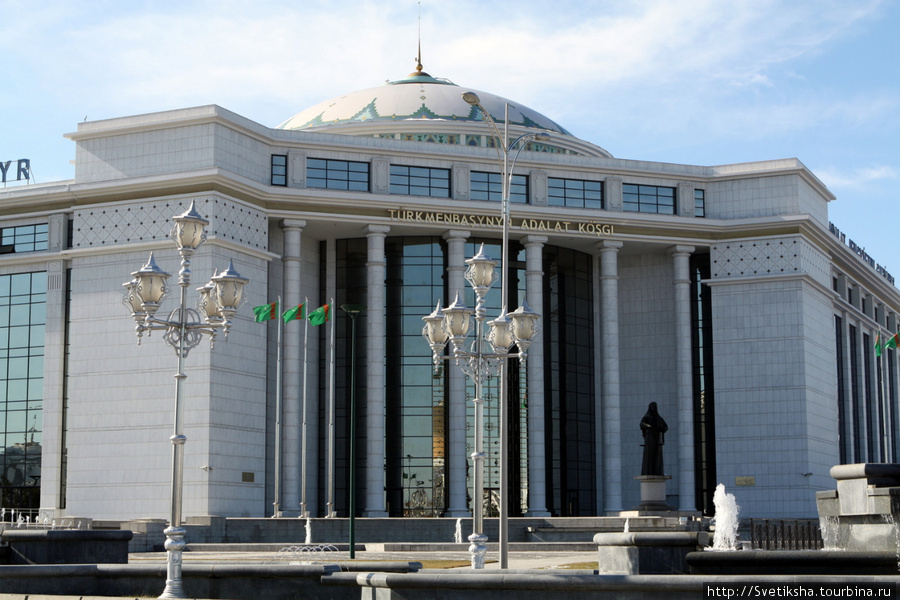 Мраморная улица в городе любви Ашхабад, Туркмения