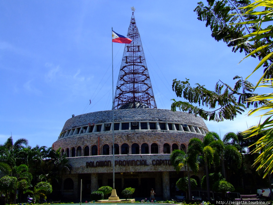 Здание муниципалитета Пуэрто-Принсеса, остров Палаван, Филиппины