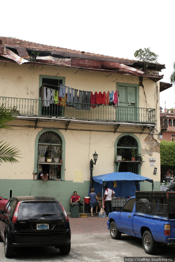 Постепенно уходят и простые жители уступая место гостиницам и ресторанам Панама-Сити, Панама