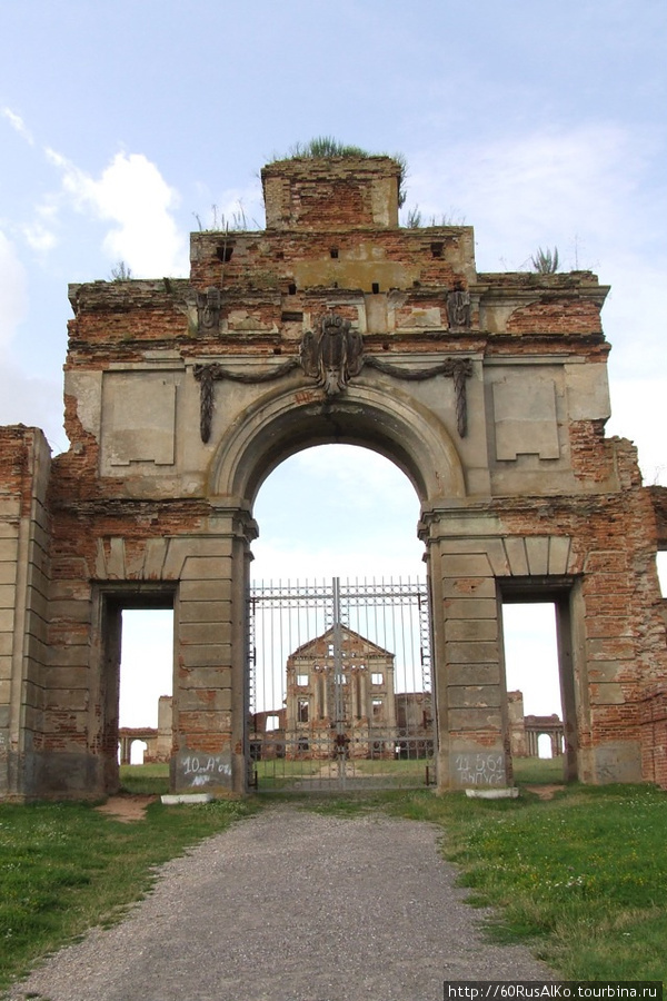 2008 Июль - Ружаны - развалины грандиозного дворца. Беларусь