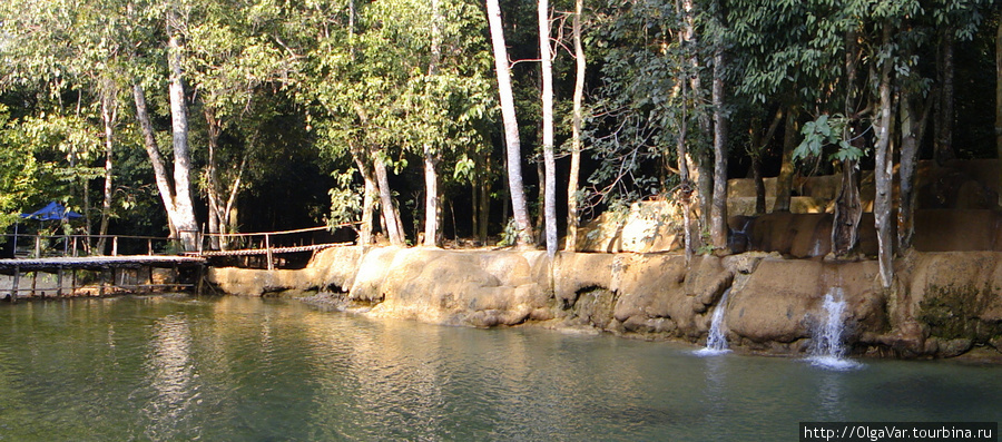 Озерцо, наполняемое с террас водопадом Tad Se. Провинция Луангпрабанг, Лаос
