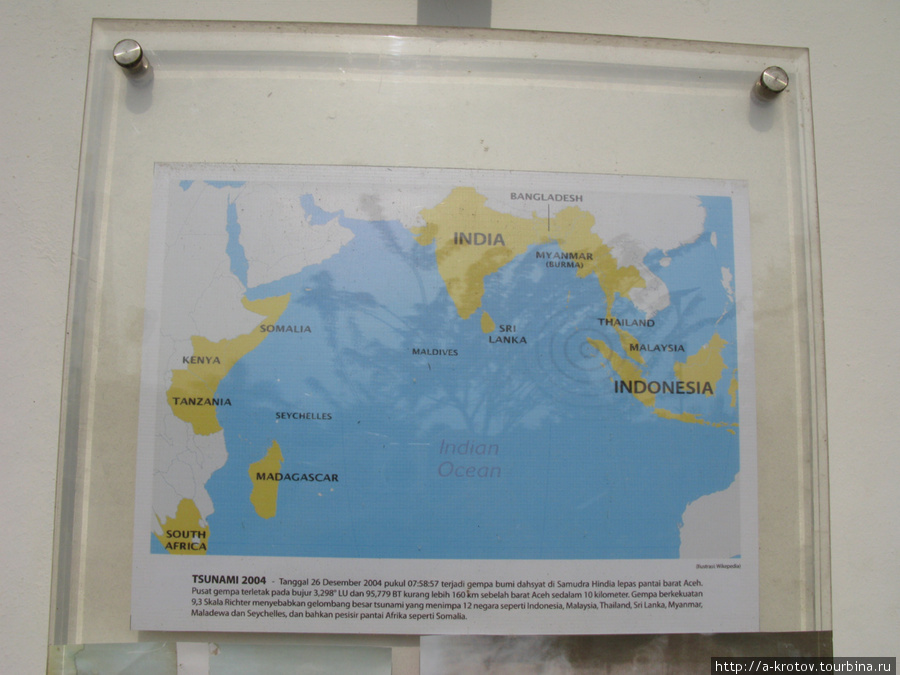 Карта цунами, погубившего 75.000 человек в Ачехе и ещё почти столько же — в его окрестностях. Эпицентр был возле Бандар-Ачеха