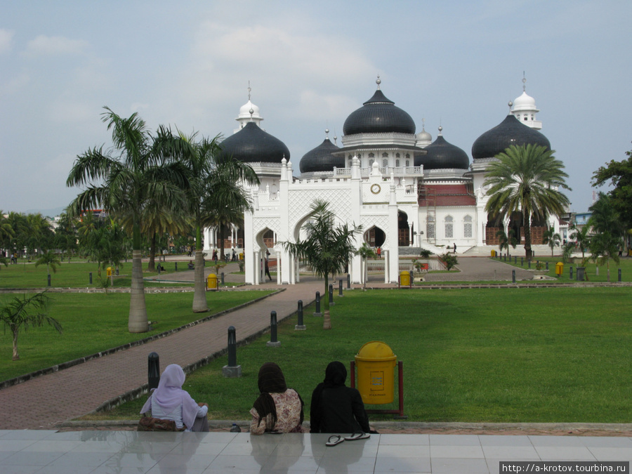 Главмечеть (мечеть Байтурахман) в дневное время Банда-Ачех, Индонезия