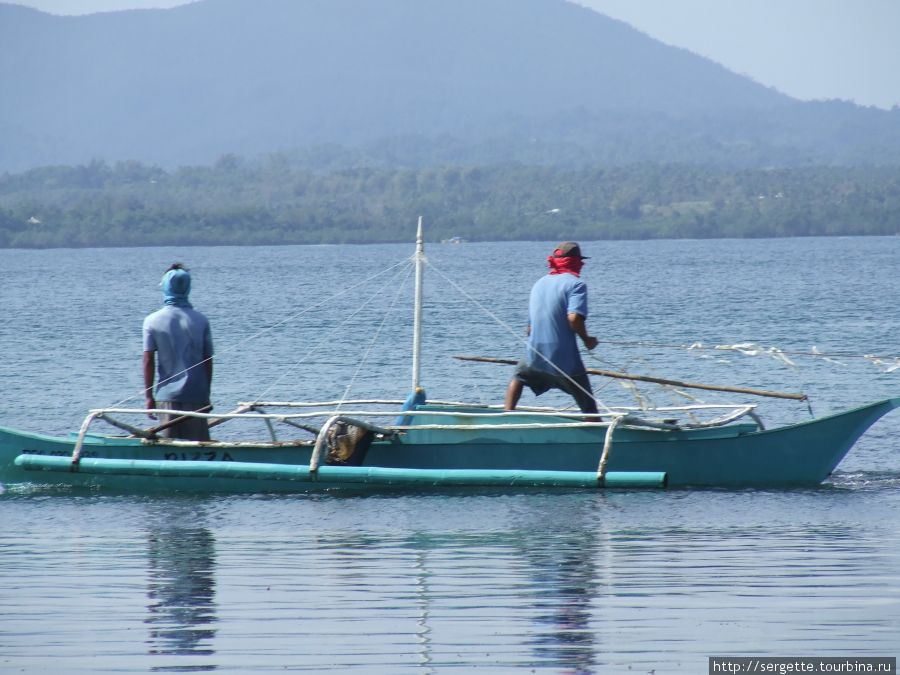 Рядом рыбаки закинули сеть Пуэрто-Принсеса, остров Палаван, Филиппины