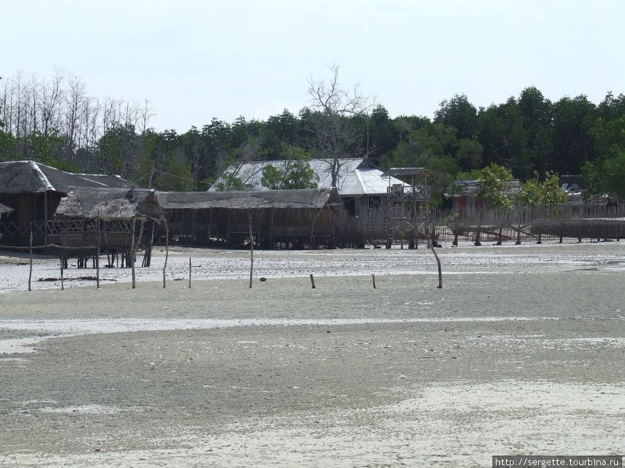 В отлив вода уходит далеко, потому что берег пологий Пуэрто-Принсеса, остров Палаван, Филиппины
