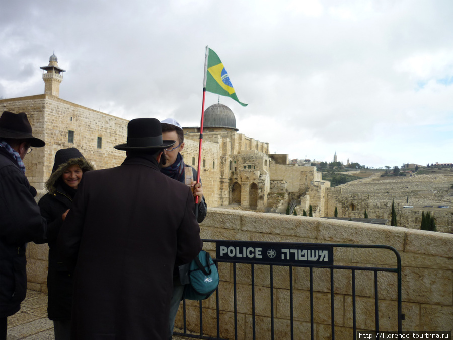 Остается только гадать, какой путь к Стене проделал этот подросток с бразильским флагом Иерусалим, Израиль