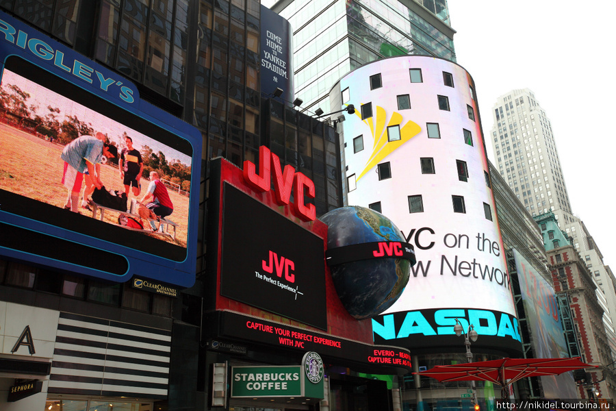 рекламы на Times Square (NASDAQ) Нью-Йорк, CША