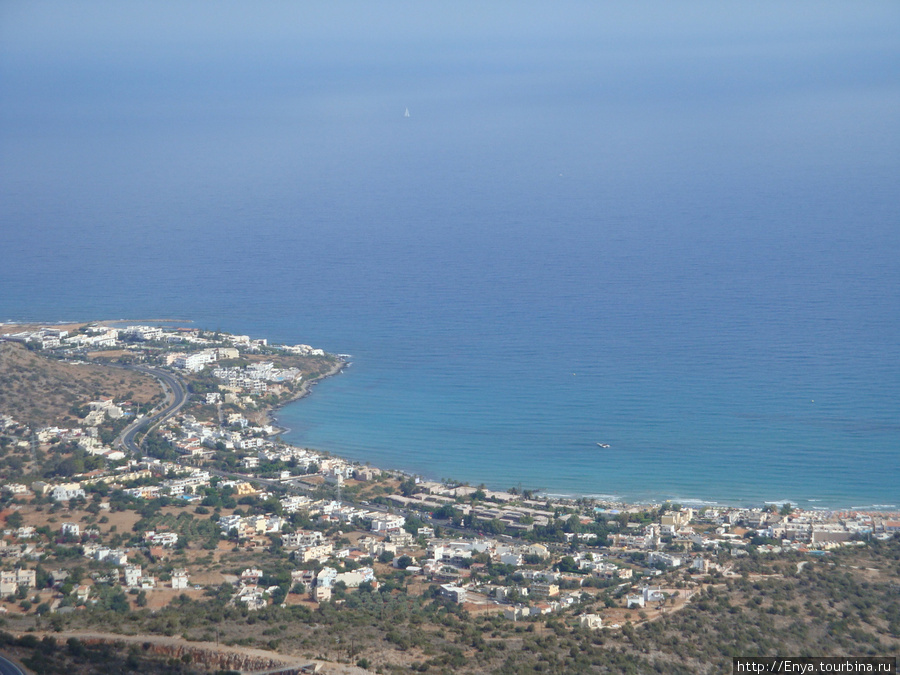 Вид на море и побережье с высоты. Остров Крит, Греция