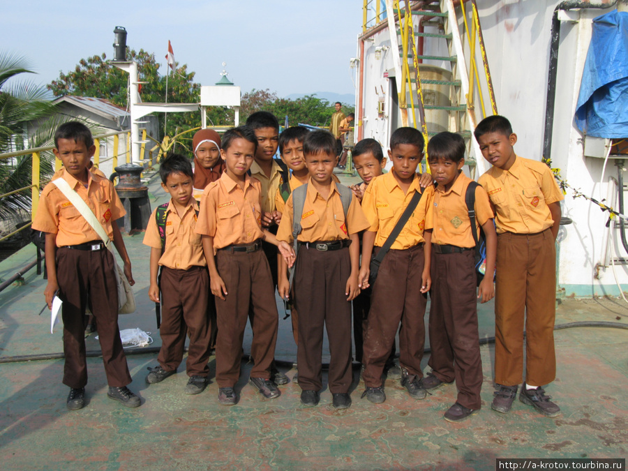 Школьники = не очень весёлые = их привели посмотреть мемориальное судно, выброшенное в город цунами в 2004 г Банда-Ачех, Индонезия