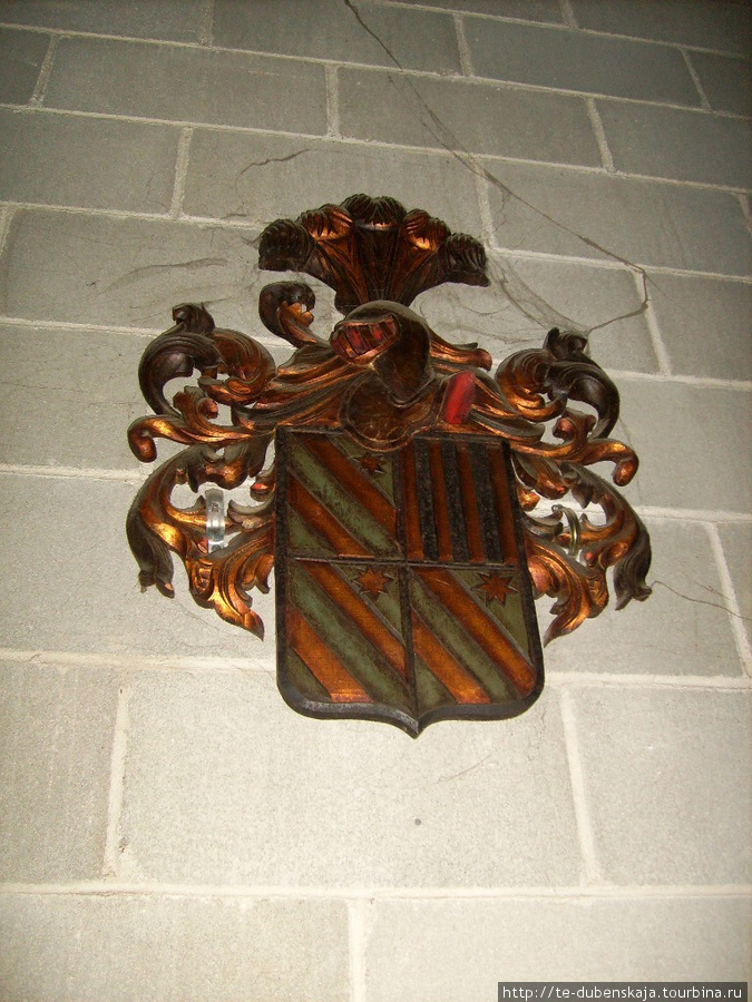 Герб на стене замка. Барселона, Испания
