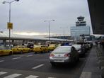 Стоянка такси при выходе из аеэропорта. Желтые — обычные, серые с фиксированной ценой.