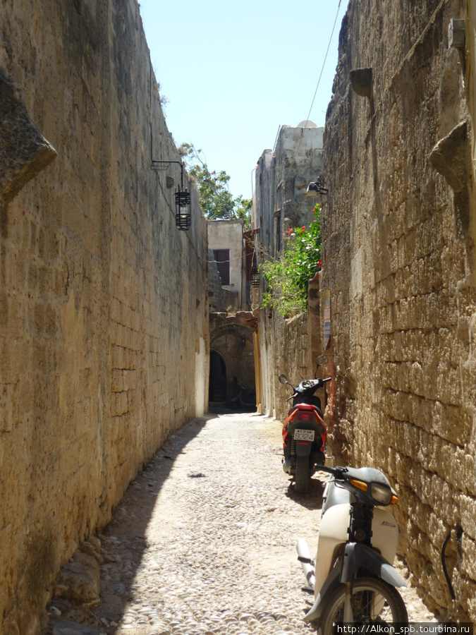 По таким улицам только пешком, либо на мопеде Родос, остров Родос, Греция