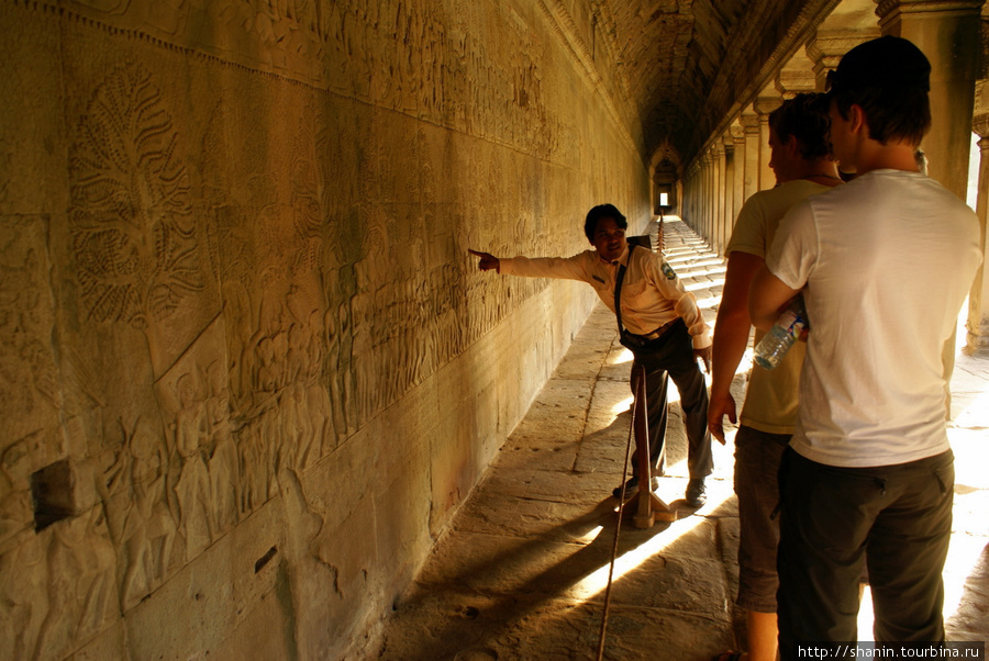 Туристы у стены Ангкор (столица государства кхмеров), Камбоджа