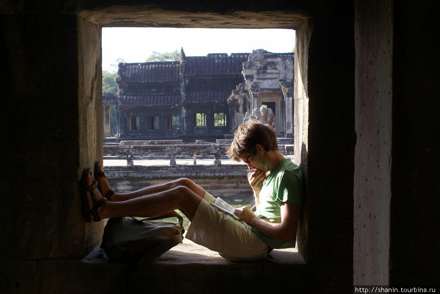 Турист в Ангкор Вате Ангкор (столица государства кхмеров), Камбоджа