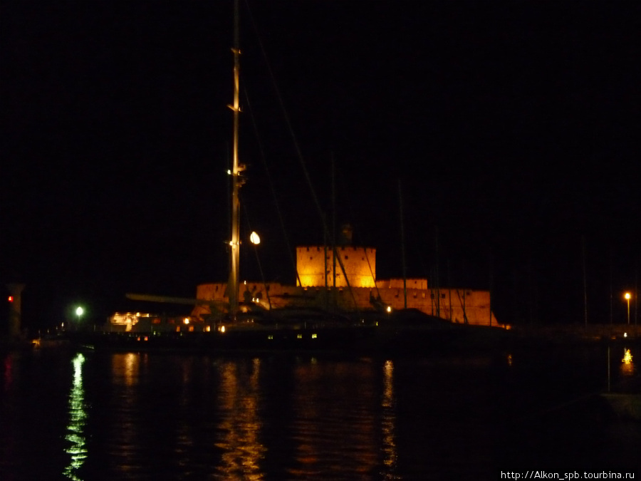 Форт Святого Николая ночью Родос, остров Родос, Греция