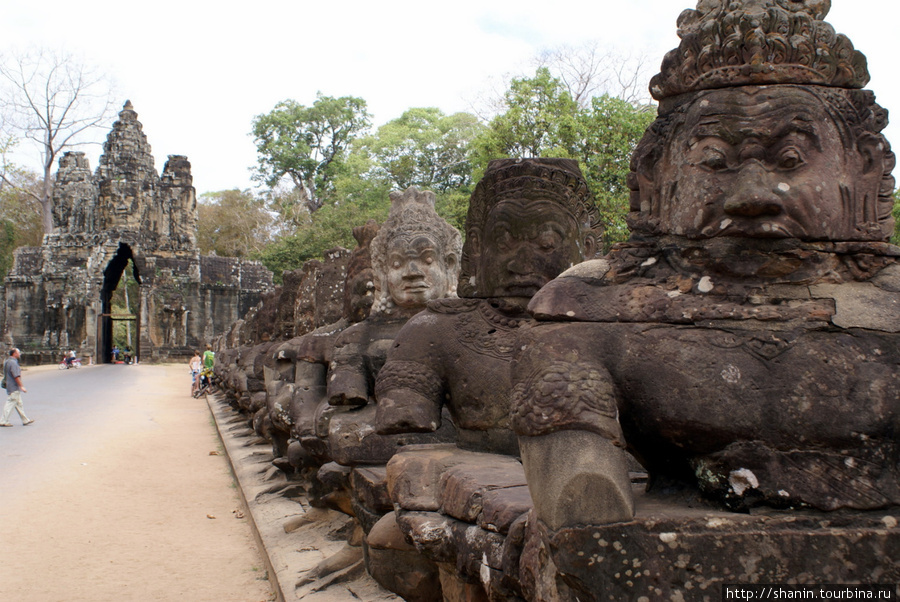 Каменные истуканы Ангкор (столица государства кхмеров), Камбоджа