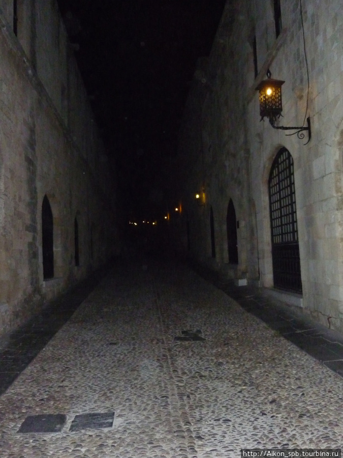 Ночью дорога рыцарей безлюдна Родос, остров Родос, Греция