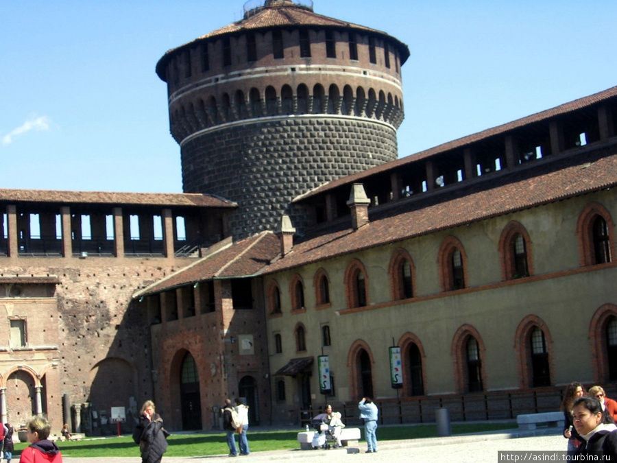внутренний двор замка Сфорца Италия
