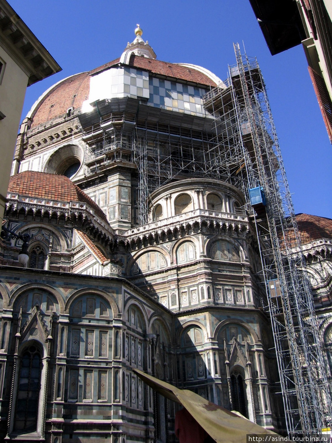 Флорентийский собор, или Дуомо Санта Мария дель Фьори, грандиозный купол которого является одним из узнаваемых силуэтов города, располагается на Пьяцца дель Дуомо. Италия