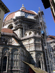 Флорентийский собор, или Дуомо Санта Мария дель Фьори, грандиозный купол которого является одним из узнаваемых силуэтов города, располагается на Пьяцца дель Дуомо.