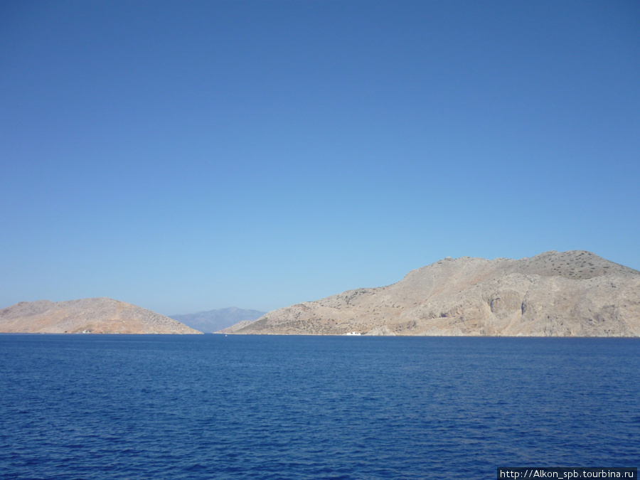 Вид пустынных берегов острова Сими с воды Остров Сими, Греция