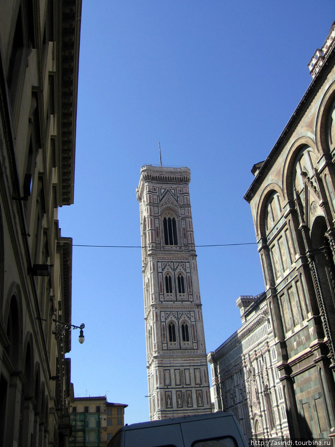 Неподалеку от Дуомо находится не менее заметная достопримечательность Флоренции — колокольня Джотто, имеющая высоту 84 метра Италия