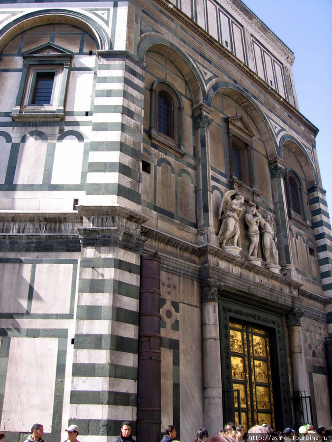 Баптистерий (крещальня) посвящён Иоанну Крестителю. Баптистерий является самым старым зданием площади Дуомо. Италия