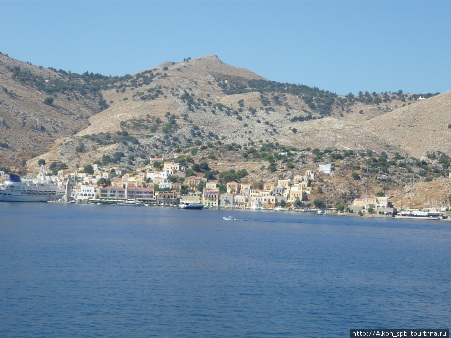 С моря кажется, что города там никакого нету Остров Сими, Греция