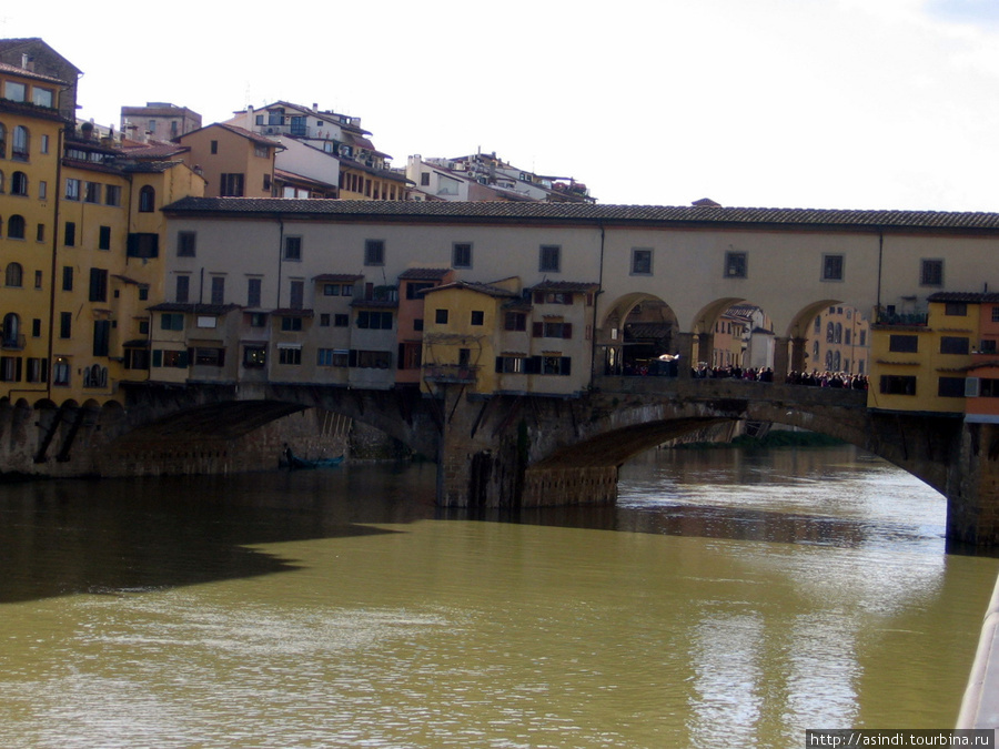 Понте Веккьо- это мост, который соединяет берега реки Арно, уникальной для тех времен конструкции — с прочной опорой на 3-х арках. По обеим сторонам моста расположились жилые дома, сохранившиеся с XIV века, середина же моста свободна от строений. На ней сегодня находится обзорная площадка. Италия