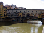 Понте Веккьо- это мост, который соединяет берега реки Арно, уникальной для тех времен конструкции — с прочной опорой на 3-х арках. По обеим сторонам моста расположились жилые дома, сохранившиеся с XIV века, середина же моста свободна от строений. На ней сегодня находится обзорная площадка.