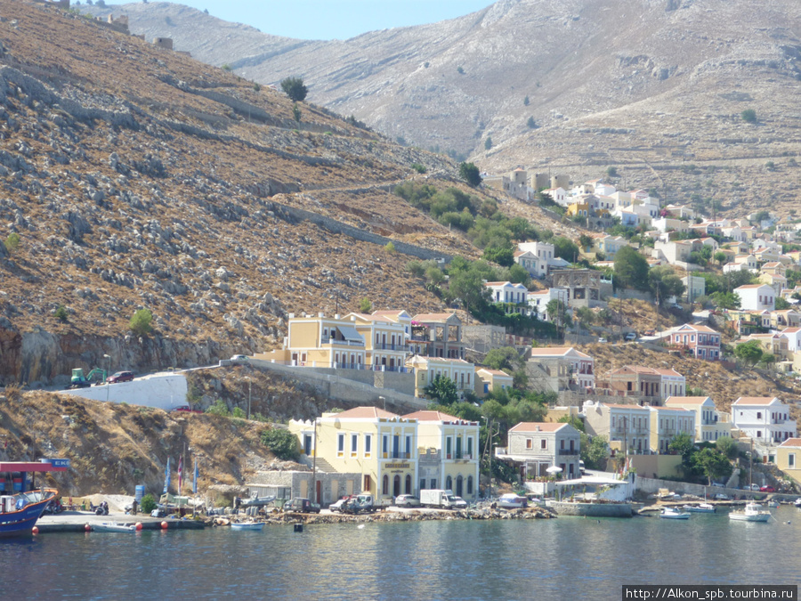 Дома строят прямо в скалах Остров Сими, Греция